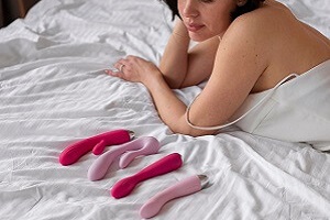 Dildo vs. Vibrator: Pros and cons, when to choose which?